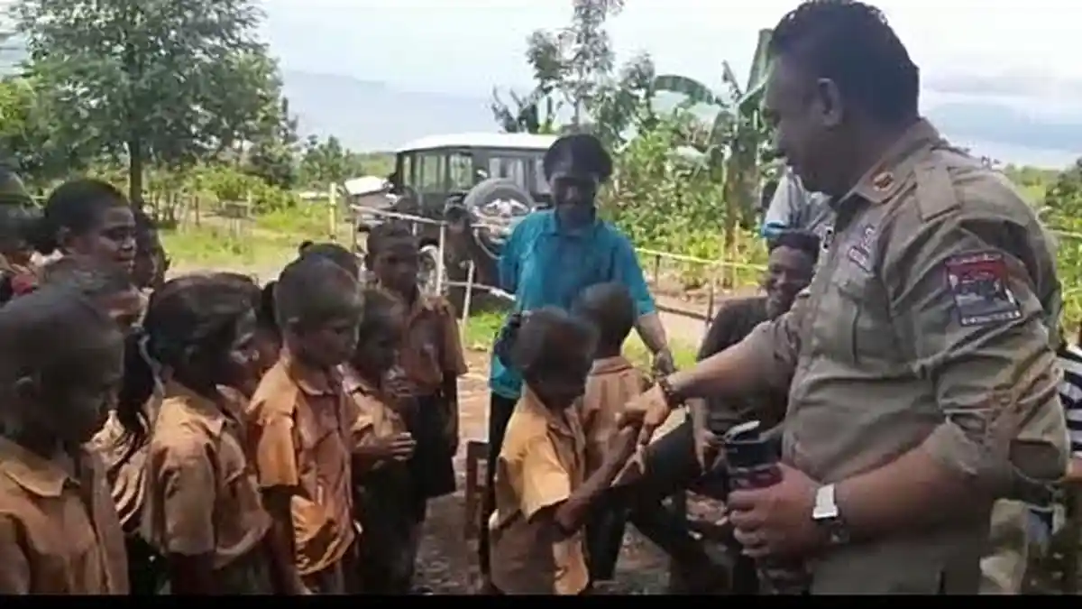 Terharu Terima Ucapan   HUT  dari Murid  SD  di  Kampung Kepi Ketik, Bupati   Sikka  Lakukan  ini