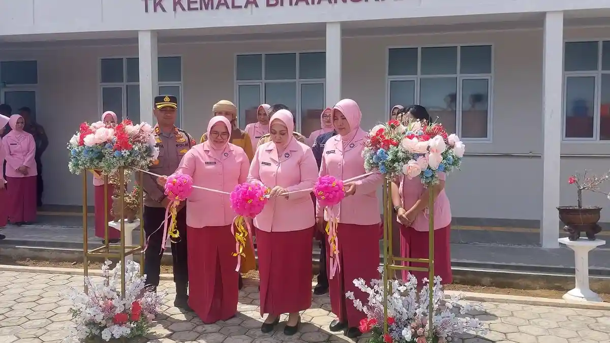 Ketua Bhayangkari Babel Resmikan Gedung TK Bhayangkari 06 Mentok