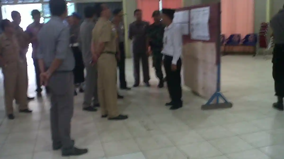 Pj Bupati Alexius Akim Bersama Rombongan Forkopimda Tinjau TPS di Sintang