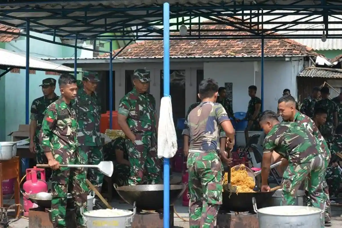 Pangdam Pastikan Stok Logistik Dapur Umum TNI Pada Posko Bencana Banjir Masih Tersedia