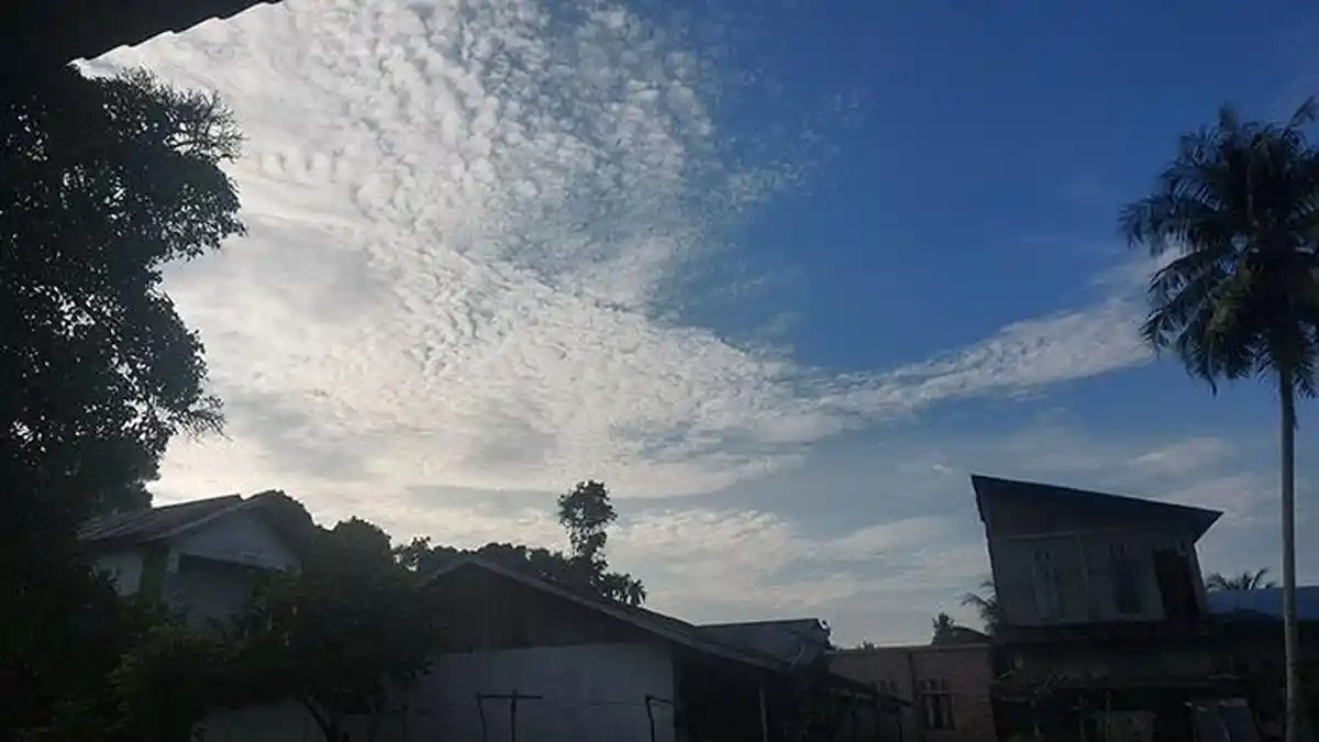 Langit Meulaboh Diselimuti Awan Tebal, Gelombang Laut Capai 2 Meter