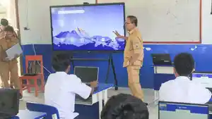 Bupati-Halmahera-Tengah-Ikram-M-Sangadji-berkunjung-ke-SMPN-Banemo.jpg
