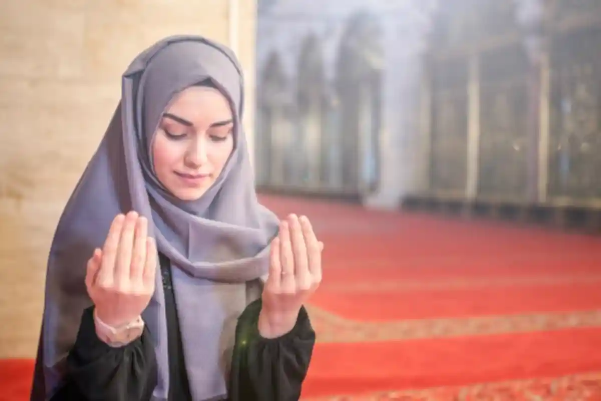 Doa Sesudah Sholat Tarawih dan Witir Membaca Doa Kamilin, Apakah Boleh Tarawih di Rumah Sendirian?