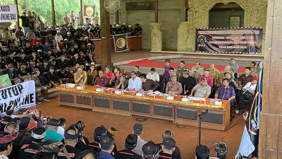 Jawab Enam Tuntutan FPDP, Ketua Komisi 3 DPRD Bali Tak Bisa Lakukan Pembatasan Driver Ber-KTP Bali