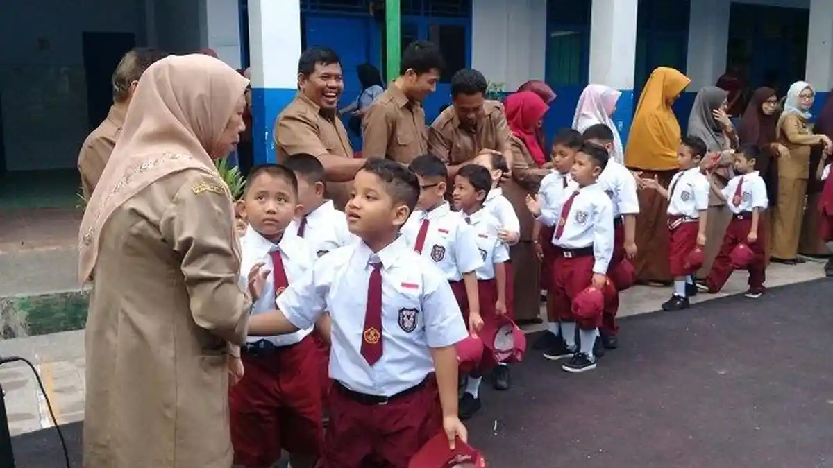 SDN 2 Unggulan Maros Dipadati Orang Tua Murid saat Hari Pertama Sekolah