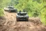 Perkuat Pertahanan Tank Leopard Yonkav-8 Lancarkan Tembakan