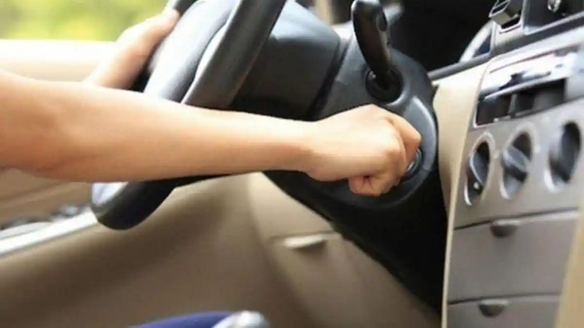 Begini Bahaya yang Akan Terjadi Jika Menghidupkan Mobil dengan Cara yang Salah