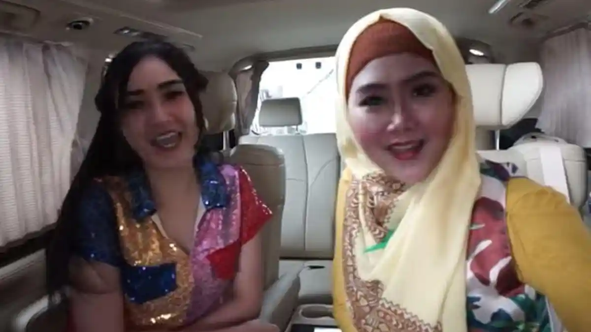 Hanya Ada Karet Gelang, Isi Tas Pedangdut Nella Kharisma buat Bu Dendy Terkejut