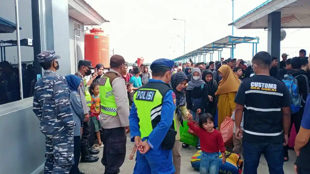 Amankan Arus Mudik, Polisi Cek Setiap Barang Penumpang di Pelabuhan Roro Tanjabbar