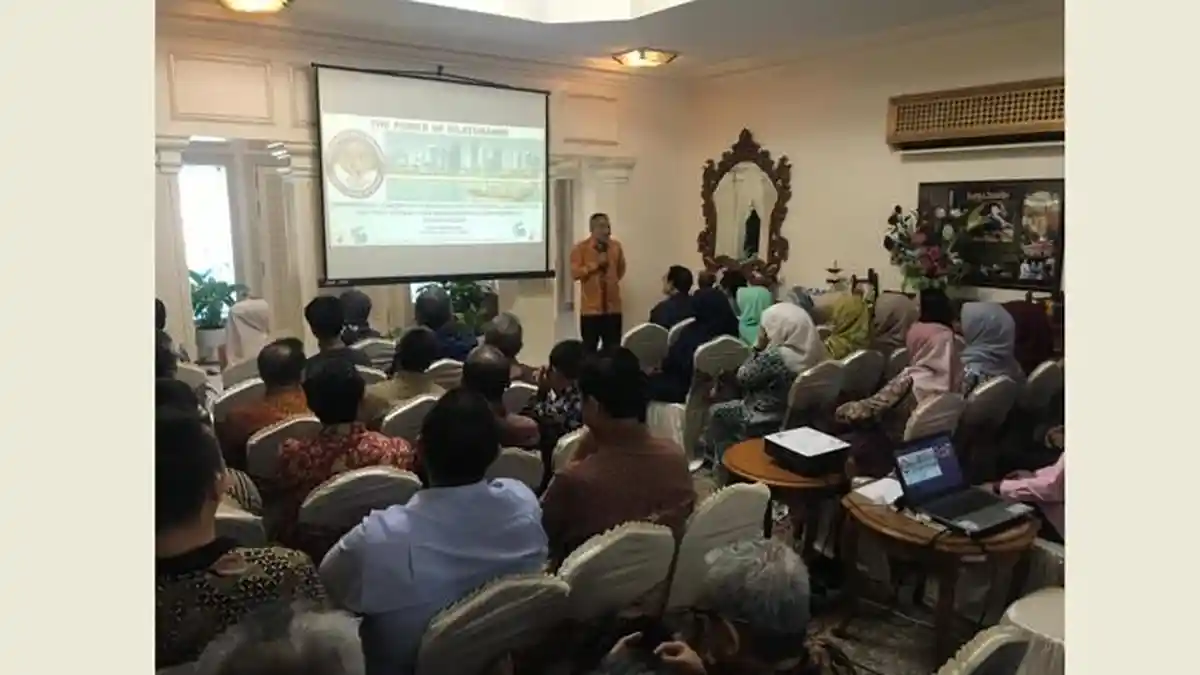 Dr Aqua Dwipayana 'Hipnotis' Ratusan PMI Profesional Qatar dan Pegawai KBRI Doha