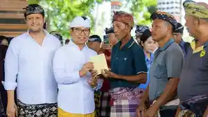 Bupati-Badung-I-Wayan-Adi-Arnawa-dan-Wakil-Bupati-Badung-Bagus-Alit-Sucipta-saat-menyerahkan-bantuan.jpg