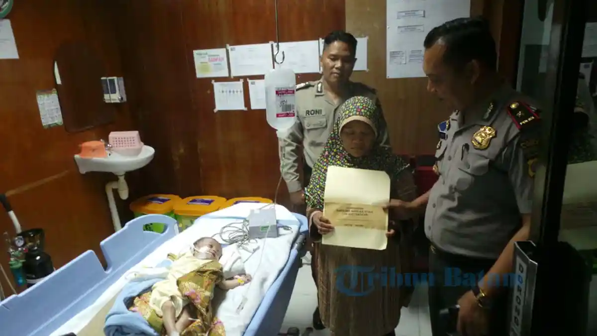 Kapolsek Batuaji Kompol Sujoku Jenguk Bayi Naomi di Rumah Sakit