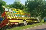 Truk-ekspedisi-mengalami-kecelakaan-di-Jalan-Trans-Flores.jpg
