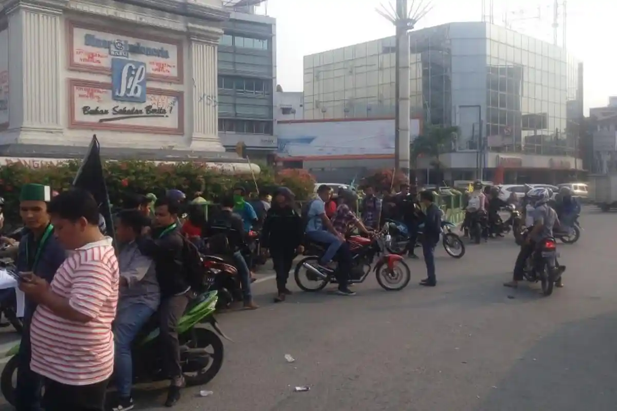 Massa HMI Terlibat Bentrok, Polisi Bubarkan Paksa dengan Tendangi Mahasiswa