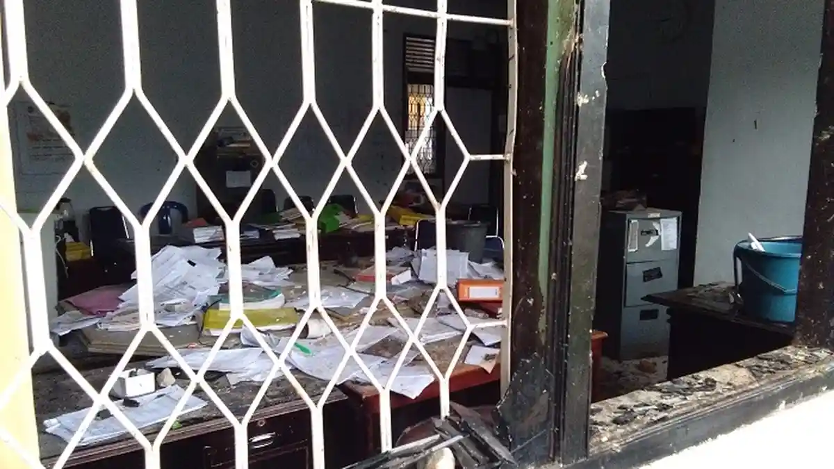 Demo Tolak UU Cipta Kerja di Palopo Ricuh, Ruangan Kantor DPRD Rusak, 4 Motor Dibakar