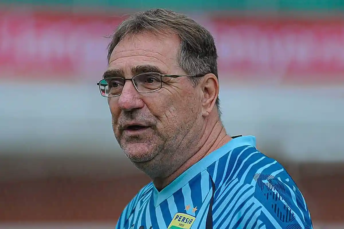 Robert Alberts Pelatih Persib Sebut PS Sleman Diuntungkan Tampil di Leg 1 Semifinal Dikandangnya