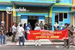 YAYASAN-AL-ABIDIN-SOLO-DIPROTES-Puluhan-orang-tua-anak-protes.jpg