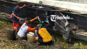 Warga-mengambil-tumpahan-bio-solar-di-bahu-luar-Jalan-Tol-Ngawi-Solo.jpg