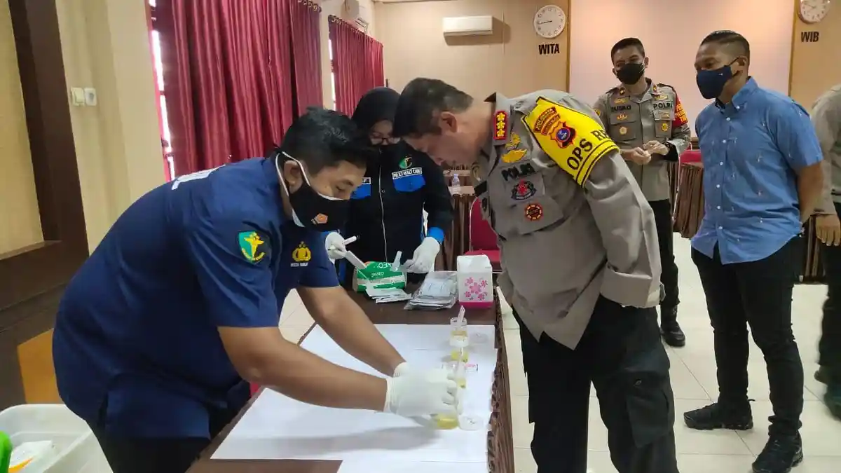 Anggota Polresta Banjarmasin Jalani Test Urine dari Propam Polda Kalsel