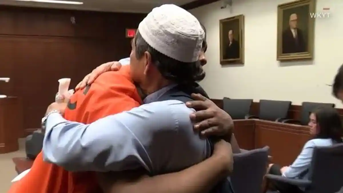Viral, Anaknya Dibunuh, Bapak Ini Lakukan Hal yang Bikin Seisi Ruang Sidang di Amerika Menangis