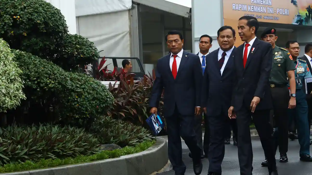 Saat Jokowi ''Pasang Badan'' Bela Prabowo yang Dikritik Sering Jalan-jalan ke Luar Negeri