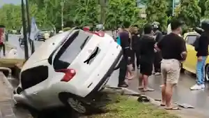 Kecelakaan-di-Depan-Hotel-Jalan-Edi-Sabara-Kendari-Mobil-Putih-Terperosok-ke-Selokan-Usai-Tabrakan.jpg