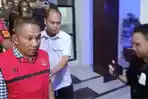RN-satu-dari-empat-tersangka-kasus-penyelewengan-dana-PIP-SMAN-7-Cirebon.jpg