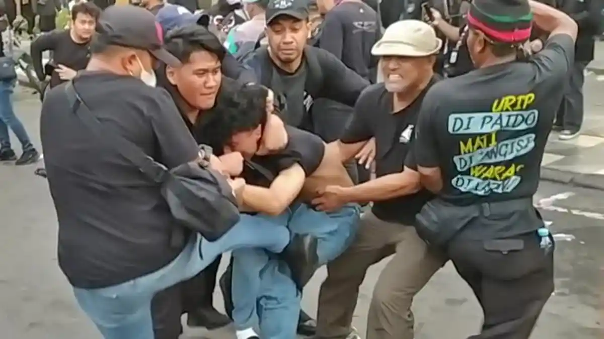 Teriak Ampun Pak,  3 Peserta Demo Tolak UU TNI di Surabaya Ditangkap Polisi, Ada Mahasiswa Unair