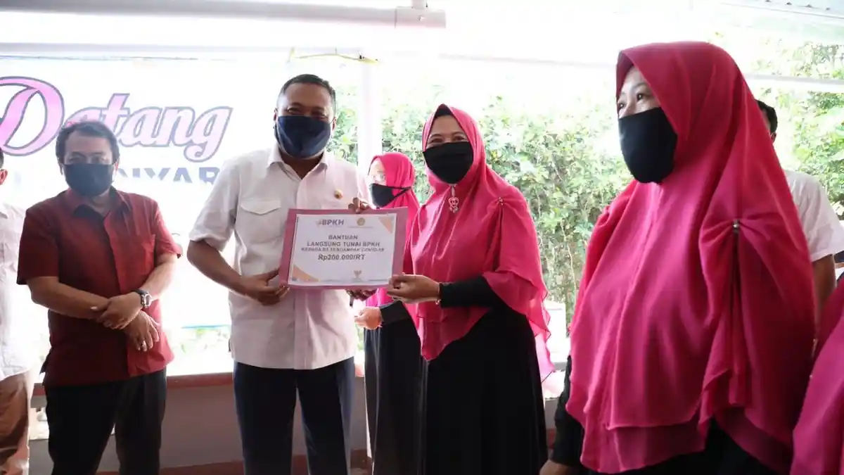 Bupati Gianyar Serahkan BLT dan Sembako Kepada Warga Muslim Gianyar