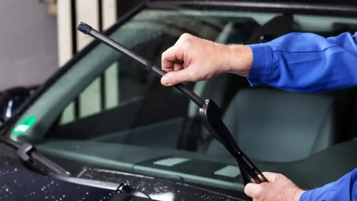 Musim Hujan, Ini Cara Menjaga Kondisi Air Wiper Mobil