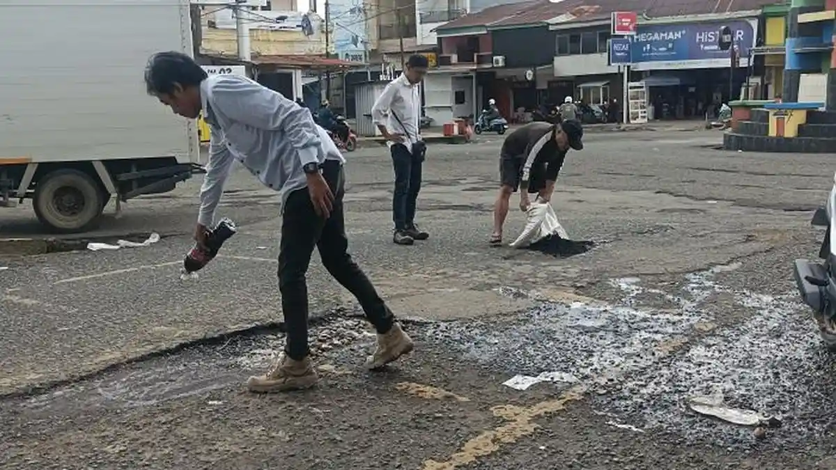 Jelang Mudik, Dinas Bina Marga Getol Lakukan Penambalan Jalan Lubang di Bone