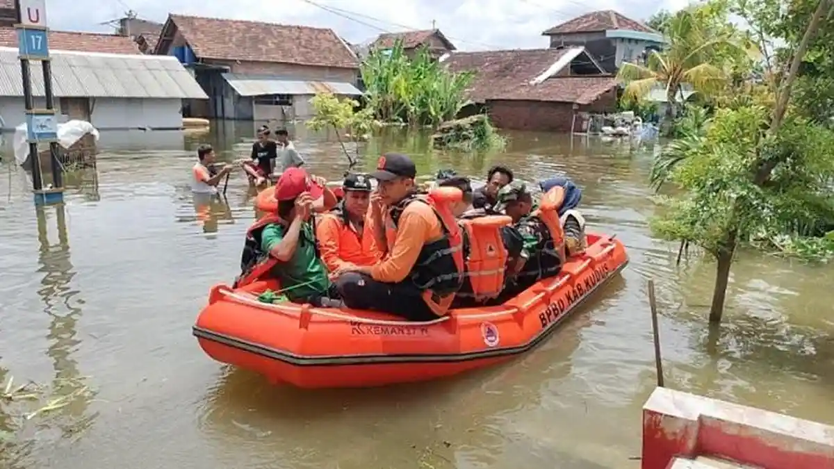 Rela Terobos Banjir, Nakes Kudus Layani Kesehatan Korban Banjir di Wilayah Terisolasi