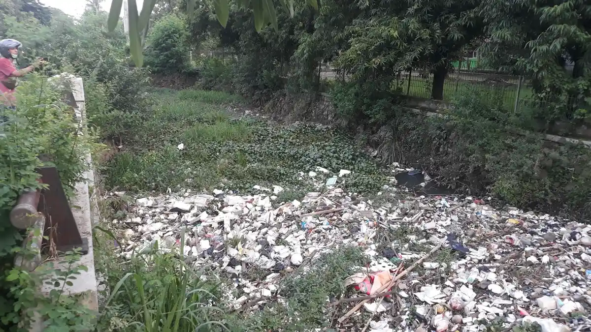 UPTD Lingkungan Hidup Bekasi Timur Perkirakan Volume Sampah Kali Jalan Unisma Capai 5 Ton