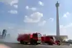 Damkar Lakukan Penyemprotan Desinfektan Monas