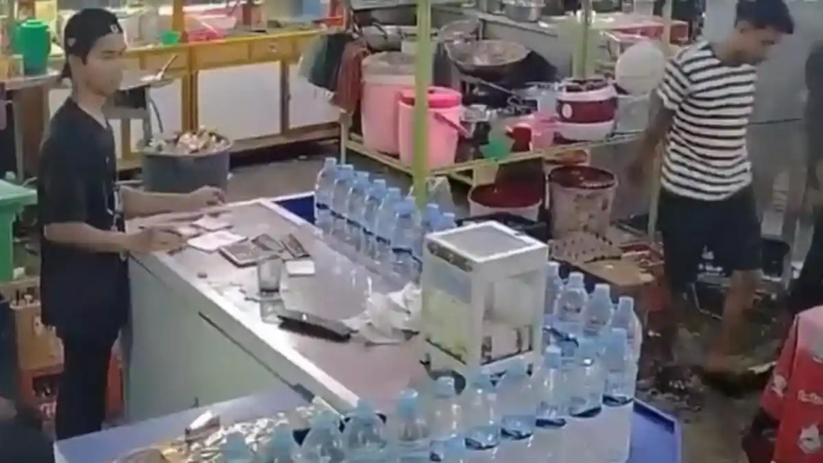 DUA Remaja Babak Belur Diserang Puluhan Orang Diduga Geng Motor di Warung Kopi Jalan Antariksa Medan