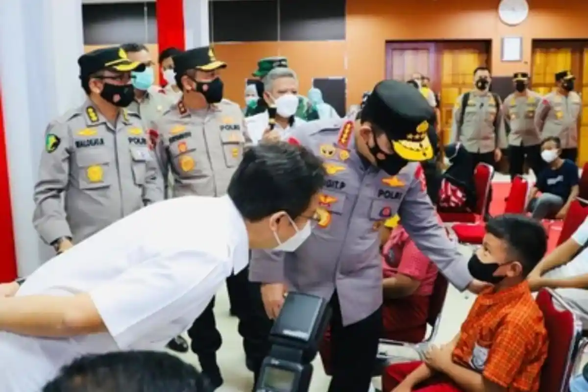 Ikuti Vaksinasi di Kantor Bupati, Agus Winardi Terkesan Didatangi Kapolri Listyo Sigit Prabowo