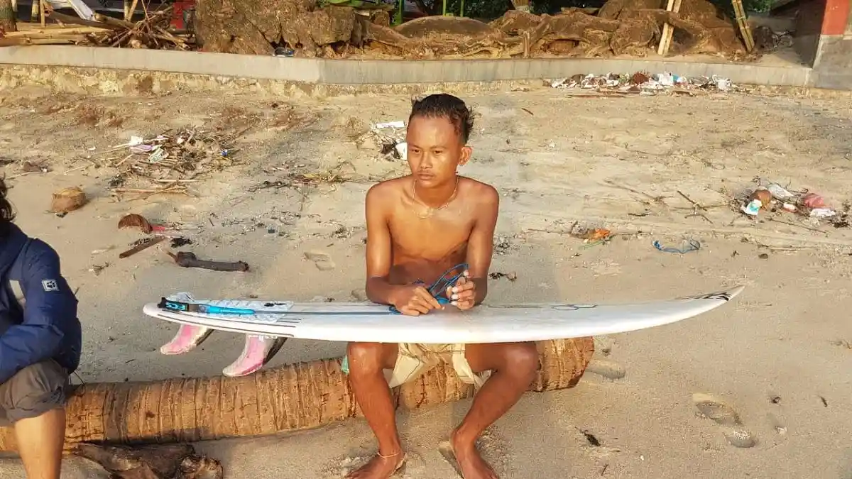 Bersama Kawan-kawannya, Ali Nekat Berselancar di Pantai Carita Pasca Tsunami