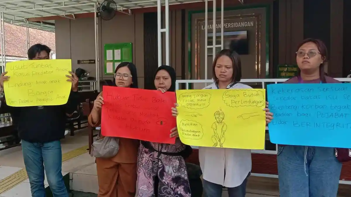 Aksi Demo Keluarga Korban Warnai Sidang Kakek Cabul di PN Malang, ini Tuntutannya