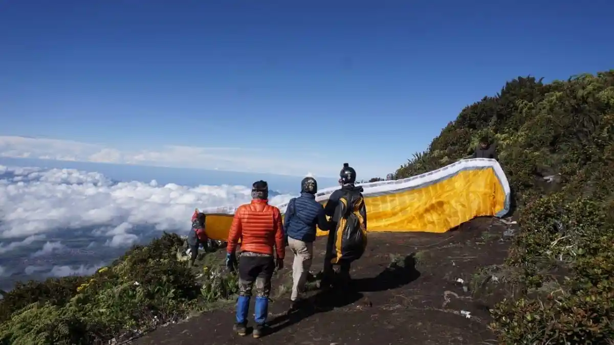 Dua Pendaki Gunung Kerinci Mau Terjun dari Puncak, Kerinci Aero Club Angkat Bicara
