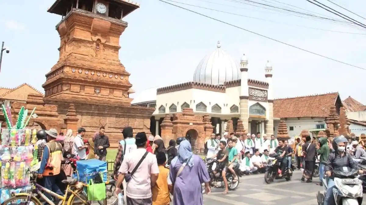 Masjid Menara Kudus Diserbu Peziarah Saat Libur Natal, Sehari 150 Bus