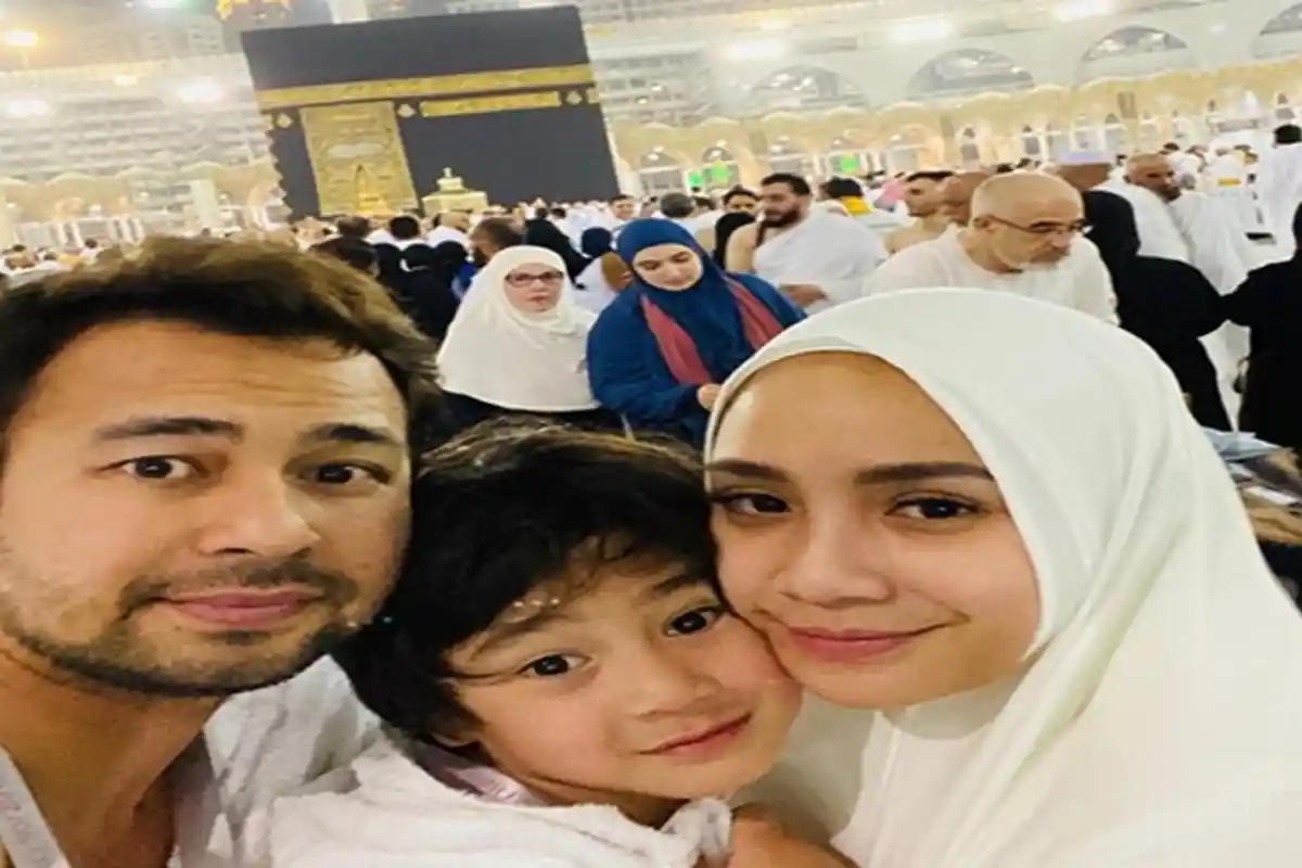 Indahnya Momen Ulang Tahun Raffi Ahmad & Nagita Slavina, Beri Ucapan dan Ciuman Mesra di Depan Kabah