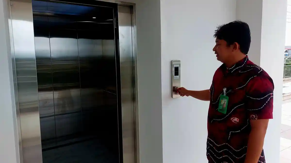 Fasilitas lift pada bangunan Menara Pandang, Banjarmasin, Kamis (30/1/2025) siang lalu.