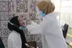 penumpang-saat-menjalani-pemeriksaan-rapid-test-antigen-di-stasiun-cirebon-prujakann.jpg