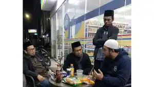 nongkrong-bareng-ustad-di-depan-Indomaret.jpg