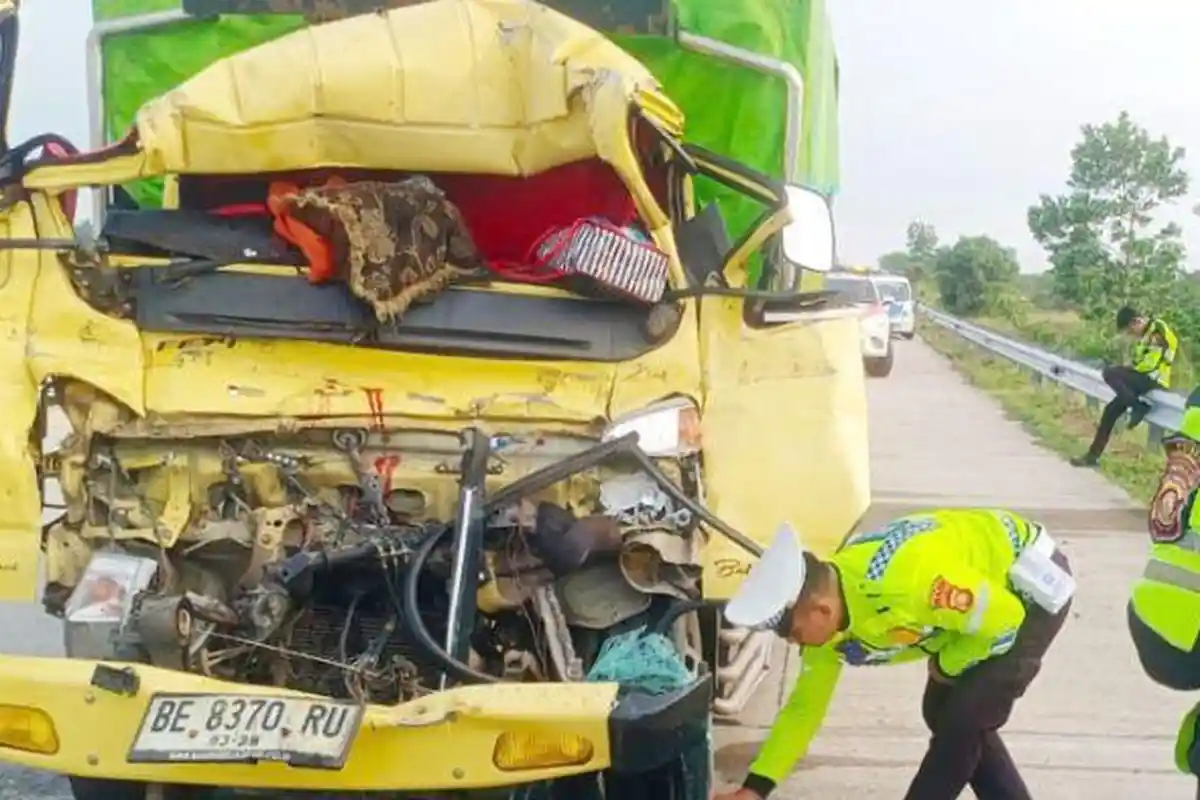 Oleng dan Tabrak Belakang Fuso di Tol Terpeka, Sopir Truk Asal Muba Tewas, Mobil Ringsek Parah