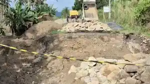 PROYEK-JALAN-Pelaksanaan-proyek-perbaikan-jalan-putus-di-jalur-Pinogaluman-lo0.jpg