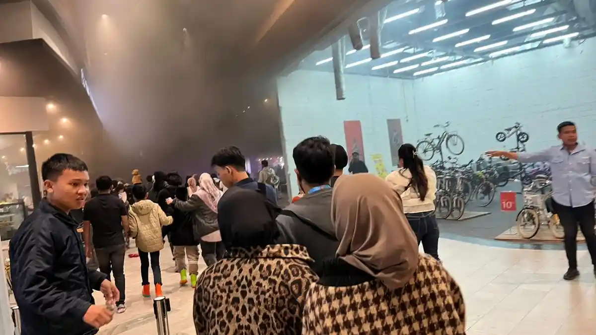 Foto-foto Penampakan Trans Studio Mall Terbakar, Pengunjung Berlarian Selamatkan Diri - Para-pengunjung-Trans-Studio-Mall-Makassar-berlomba-berlarian-323.jpg