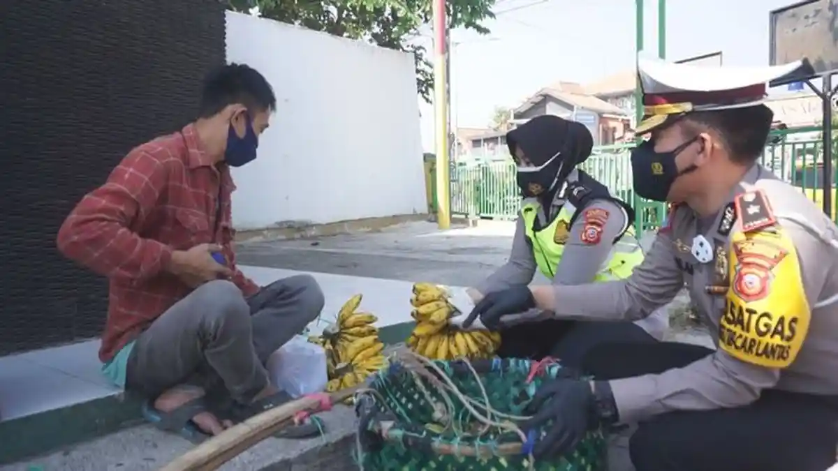 Polisi Polresta Bandung Disebar, Beli Dagangan Masyarakat dan Bagikan Paket Sembako