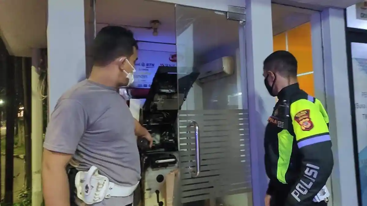 Seorang Pria Nekad Bongkar Mesin ATM, Polisi Datang Pelaku Langsung Kabur