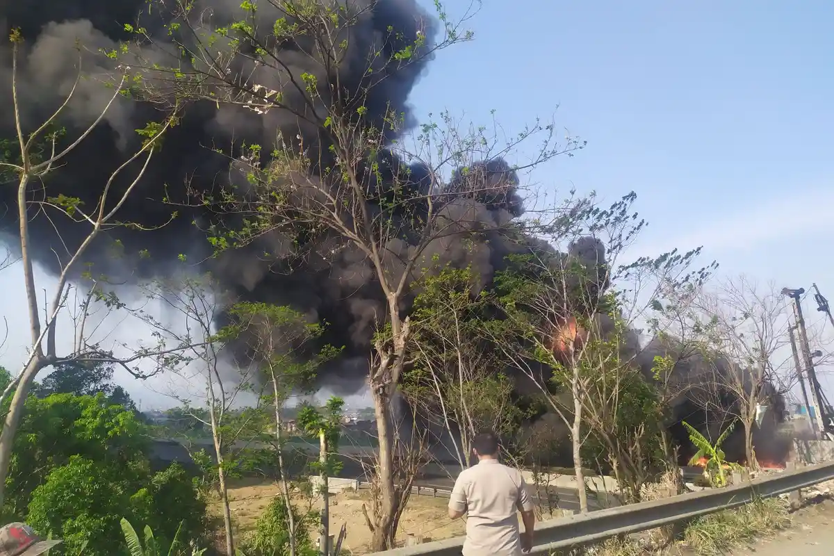 Satu Pekerja Proyek Kereta Cepat Dilaporkan Tewas dalam Kebakaran Pipa Minyak di Cimahi